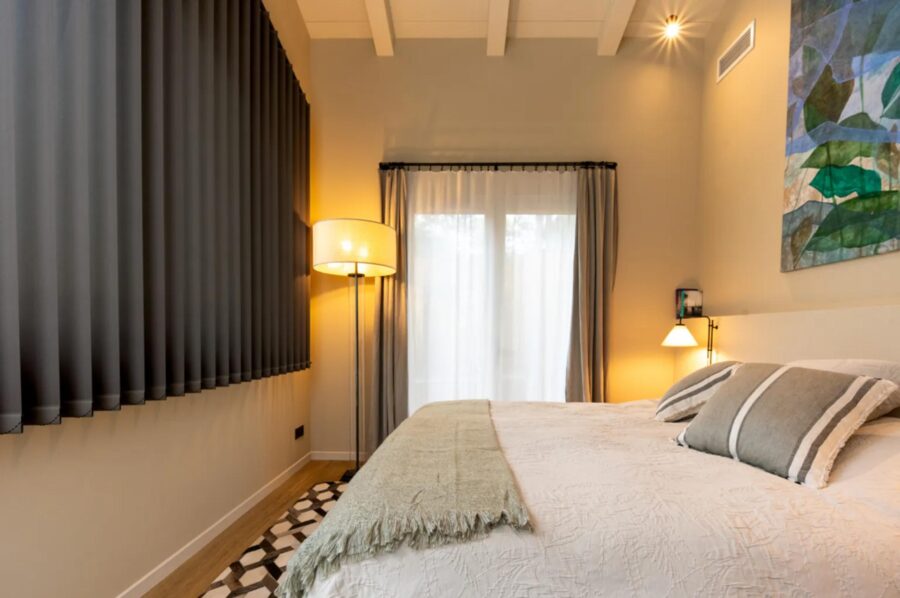 villa-maeva-bedroom-artwork-elegant-interior-luxury-capferret
