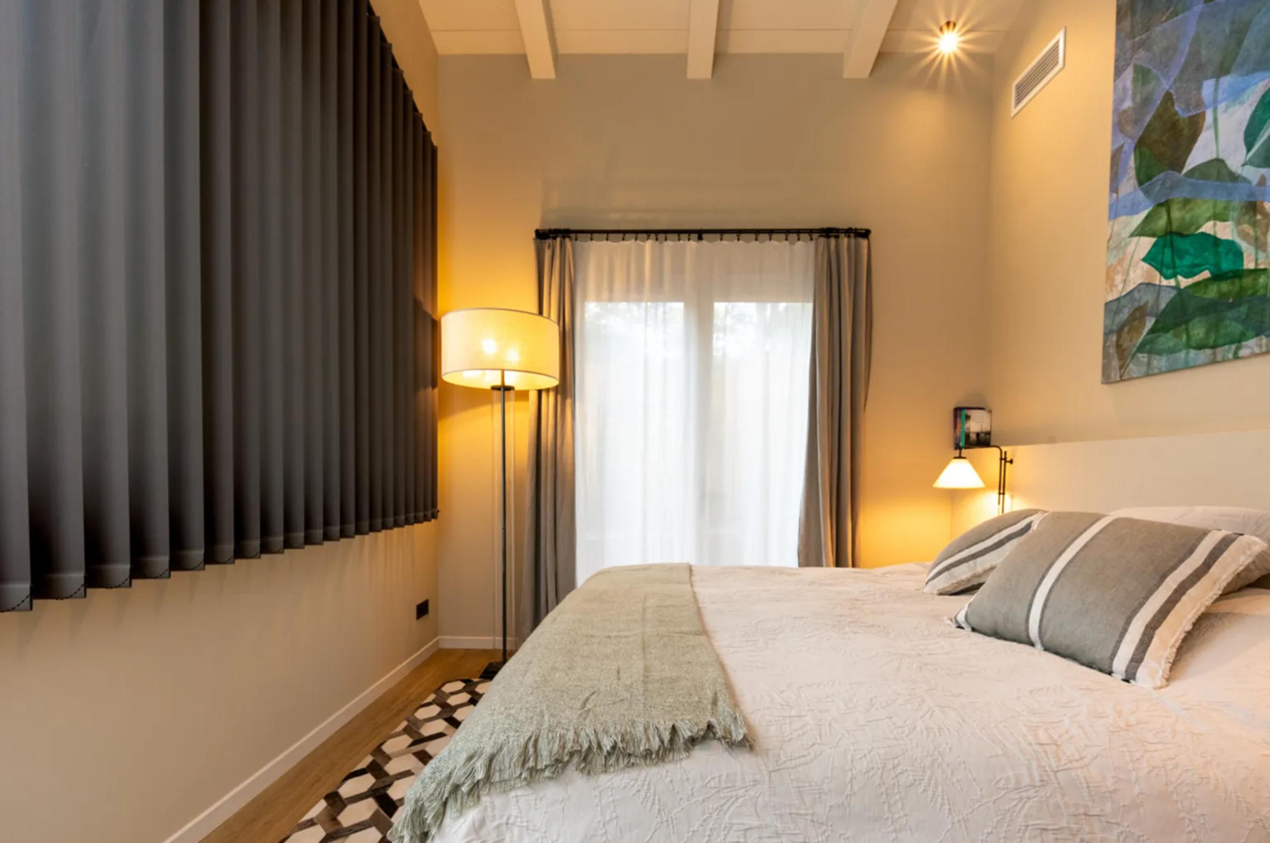 villa-maeva-bedroom-artwork-elegant-interior-luxury-capferret