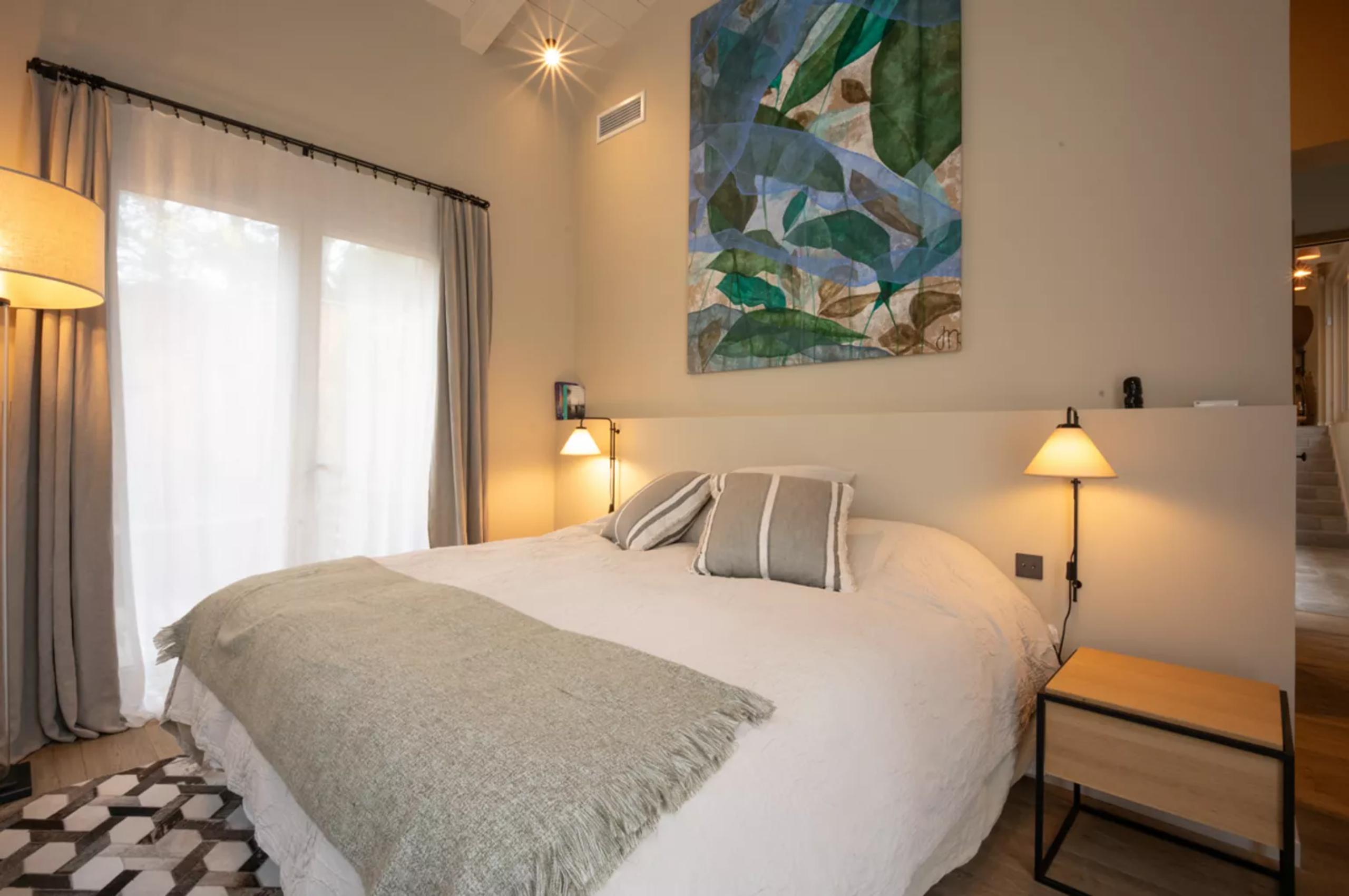 villa-maeva-bedroom-artwork-serene-tranquil-design-luxury-capferret