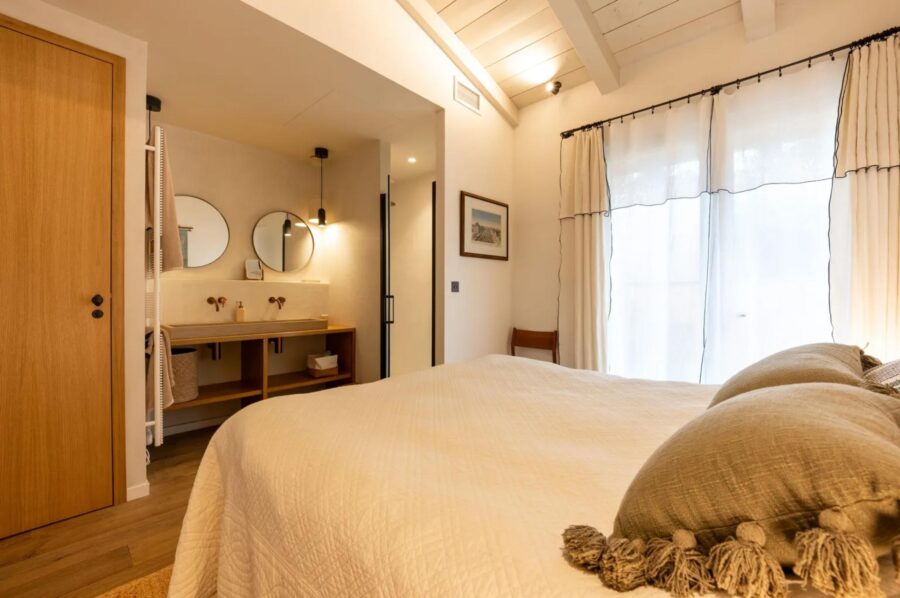 villa-maeva-bedroom-bathroom-tranquil-design-luxury-capferret