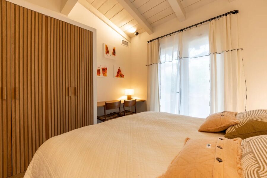 villa-maeva-bedroom-desk-tranquil-design-luxury-capferret