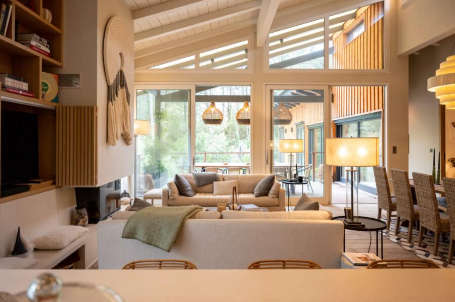 villa-maeva-bedroom-openplan-living-room-dining-space-luxury-capferret