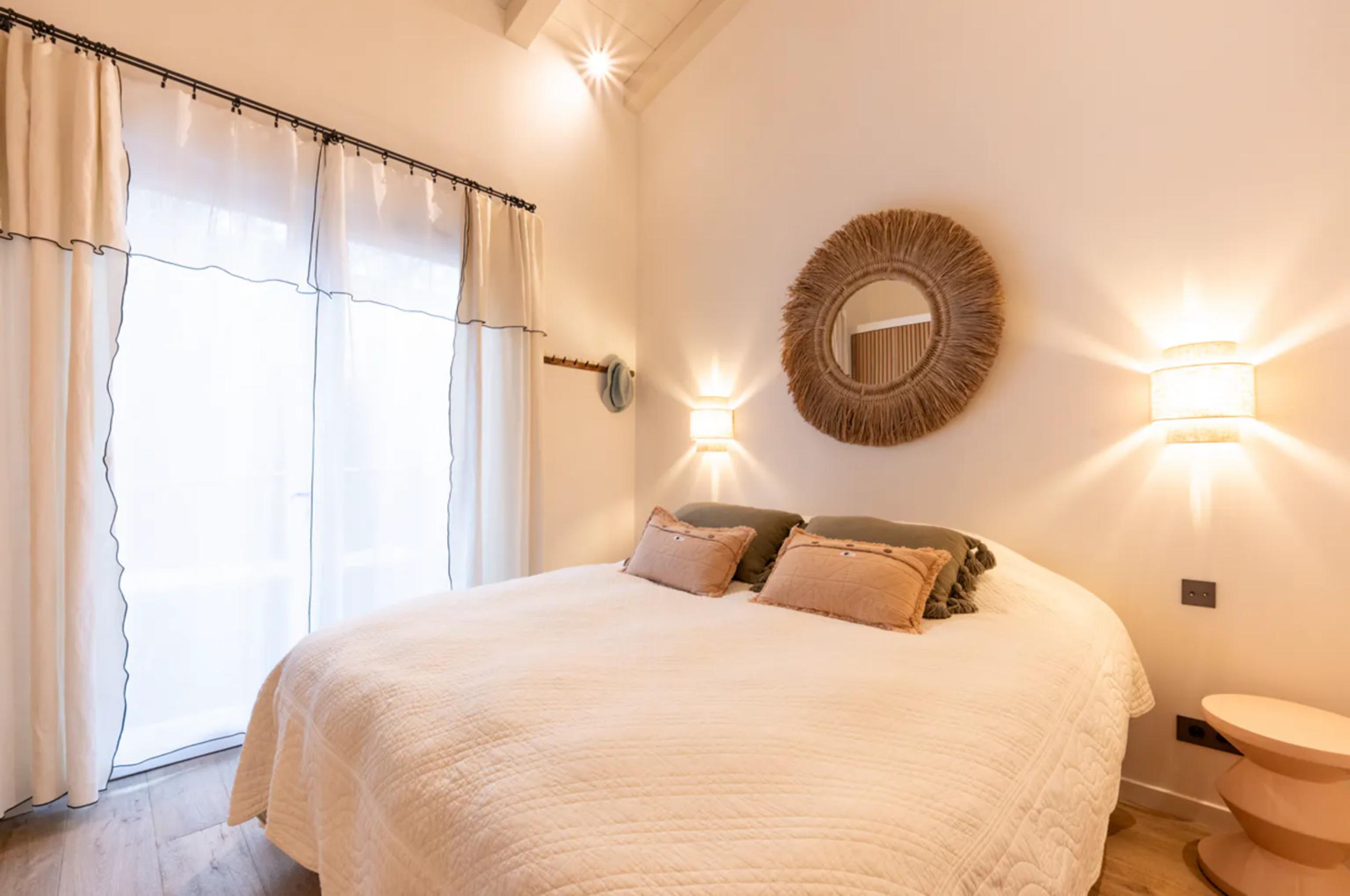 villa-maeva-bedroom-serene-tranquil-interior-luxury-capferret