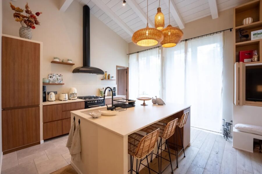 villa-maeva-kitchen-sleek-modern-design-openplan-luxury-capferret