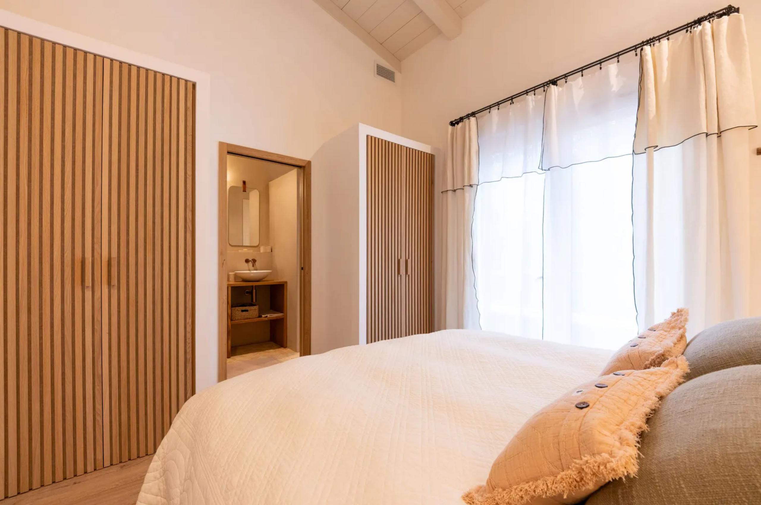 villa-melissa-bedroom-ensuite-tranquil-serene-suite-luxury-capferret
