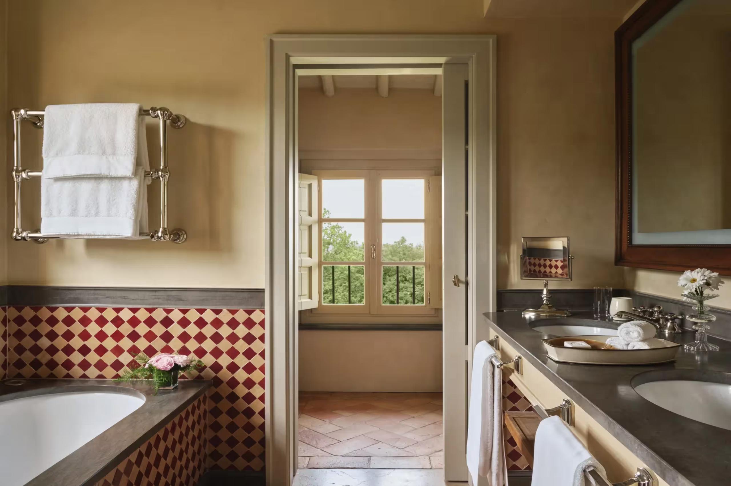 villa-mikela-bathroom-bathtub-scenic-views-luxury-tuscany