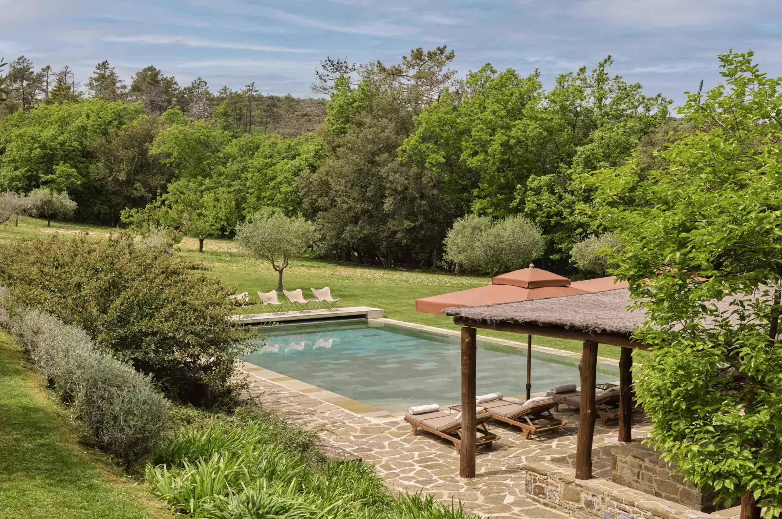 villa-mikela-exterior-swimming-pool-pergola-covered-terrace-gardens-luxury-tuscany