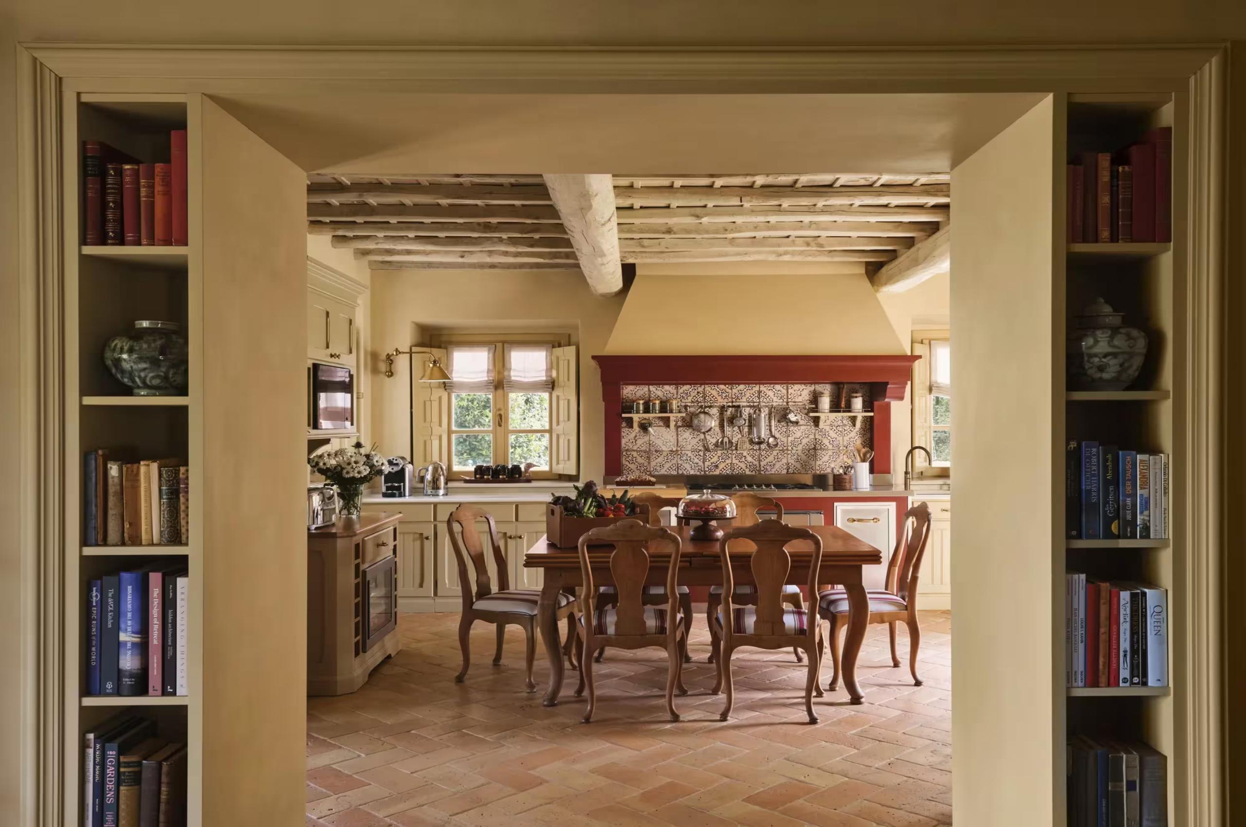 villa-mikela-kitchen-dining-area-elegant-design-luxury-tuscany