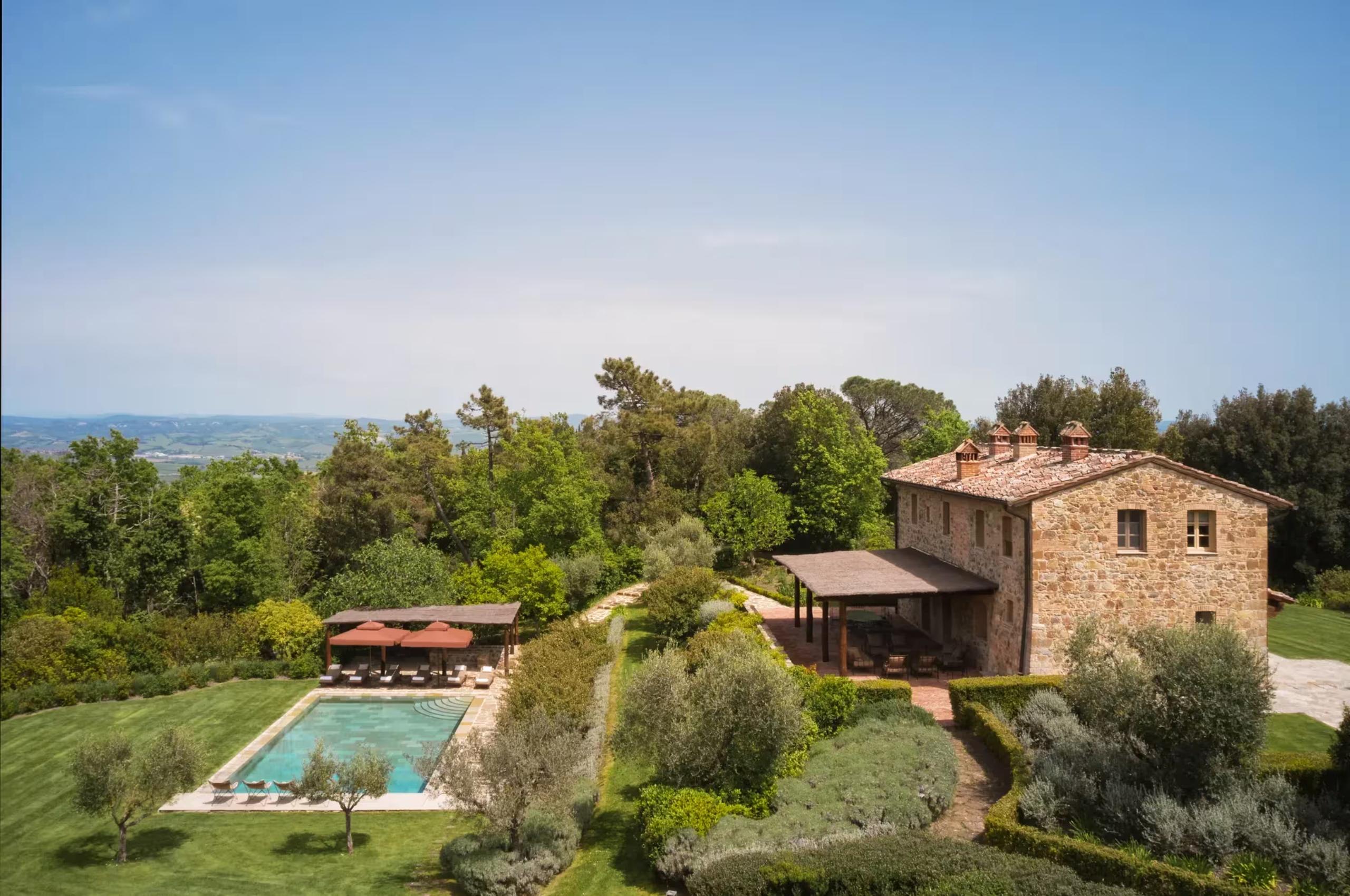 villa-mikela-mainpage-exterior-swimming-pool-gardens-scenic-countryside-luxury-rental-retreat-tuscany