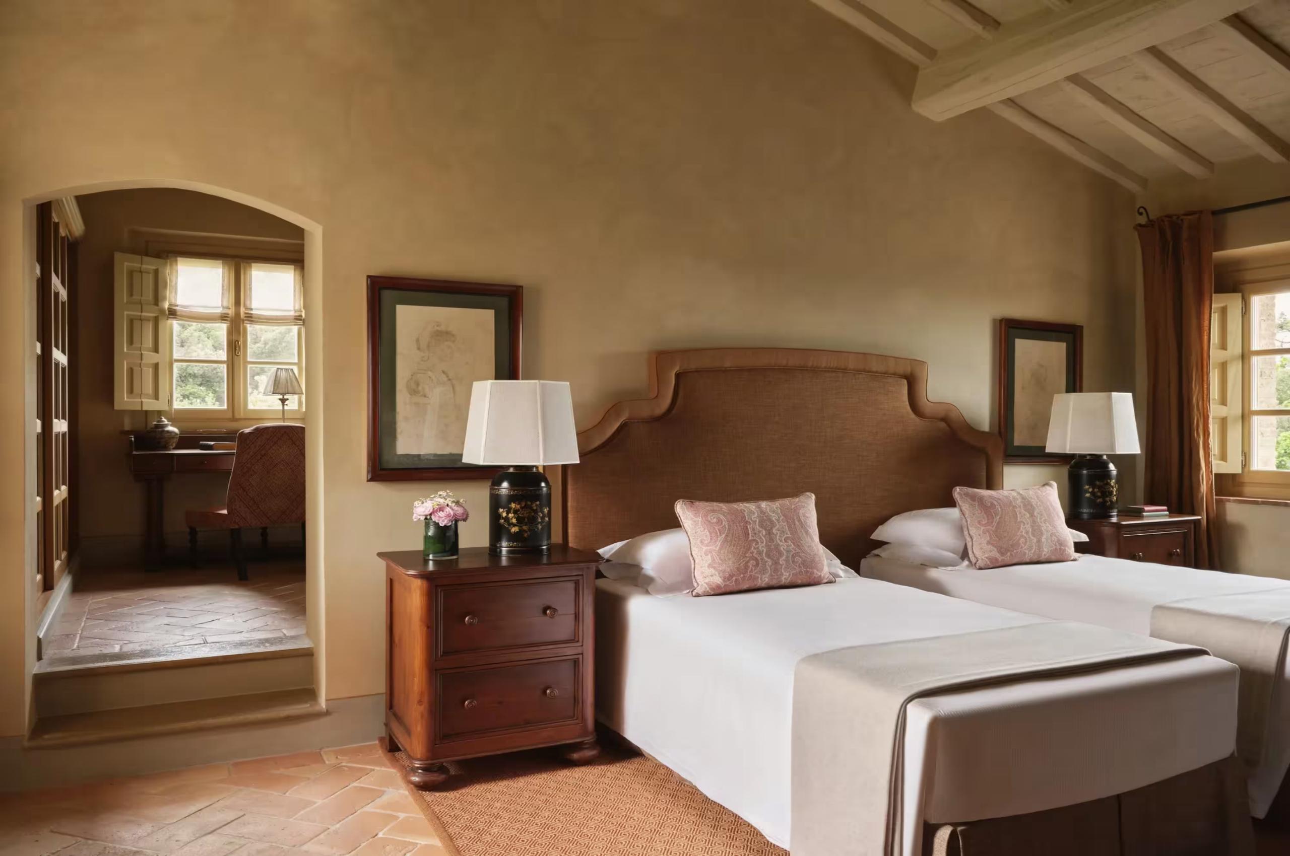 villa-mikela-twin-bedroom-elegant-traditional-design-luxury-tuscany