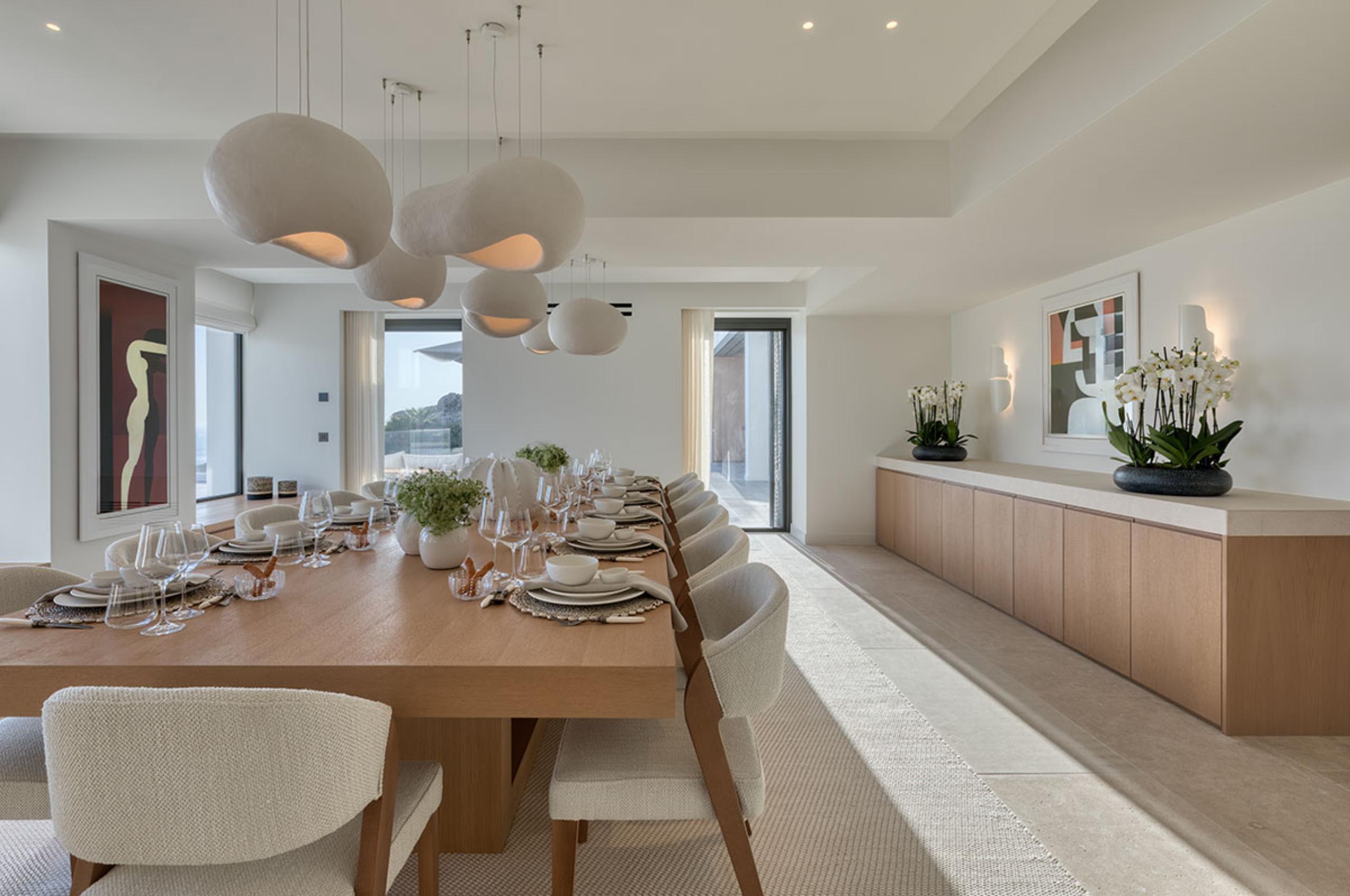 villa-petra-dining-room-elegant-lighting-artwork-serene-design-luxury-interiors-mykonos