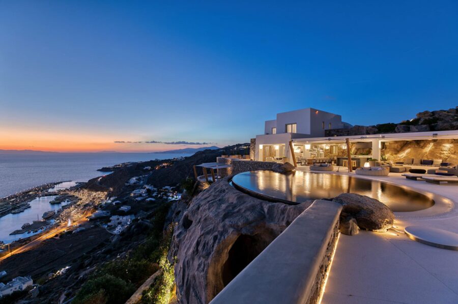 villa-selina-exterior-infinity-swimming-pool-coastal-retreat-sunset-sea-views-luxury-mykonos