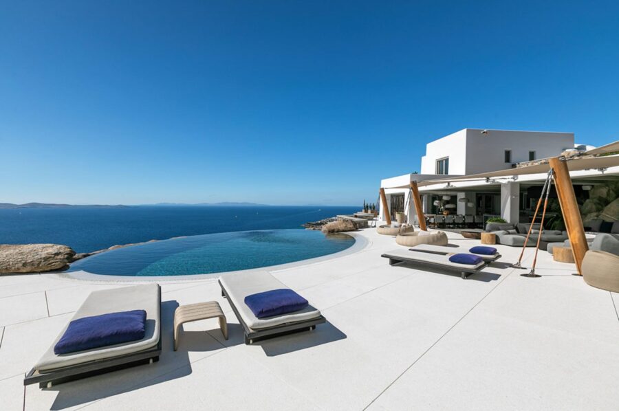 villa-selina-infinity-pool-sunloungers-terrace-scenic-sea-views-luxury-mykonos