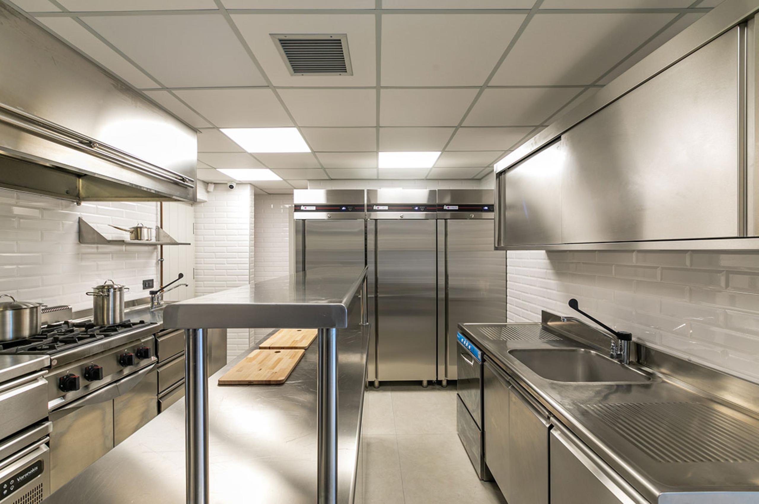 villa-selina-proffessional-kitchen-private-chef-entertaining-hosting-fully-equipped-luxury-mykonos