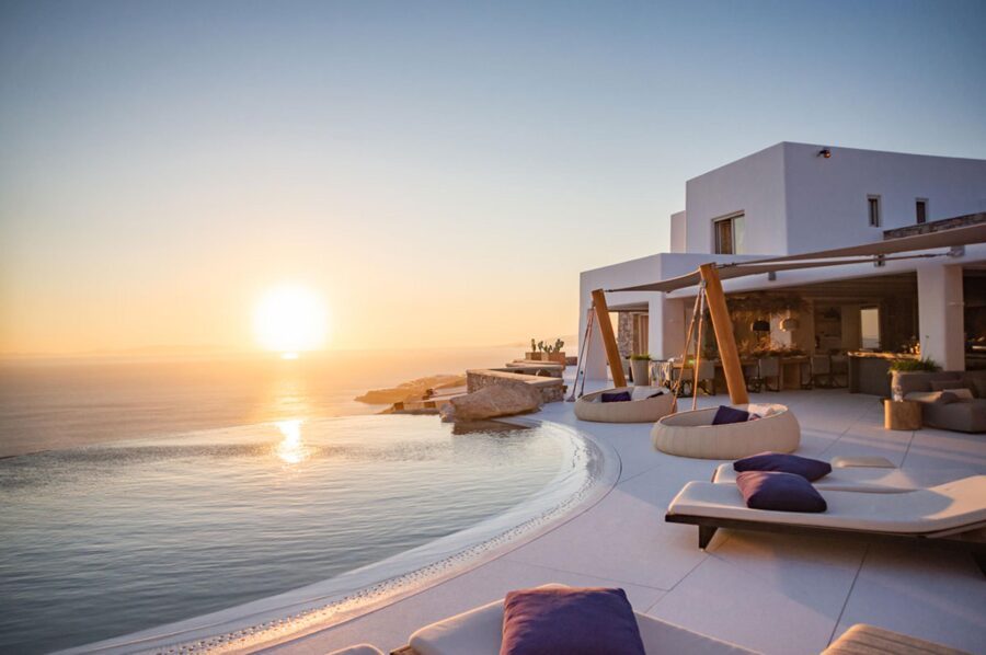 villa-selina-terrace-poolside-sunloungers-infinity-swiming-pool-sunset-luxury-mykonos