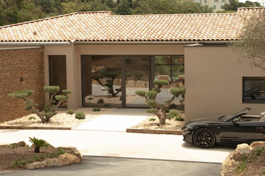villa-soline-entrance-driverway-parking-luxury-lacroixvalmer
