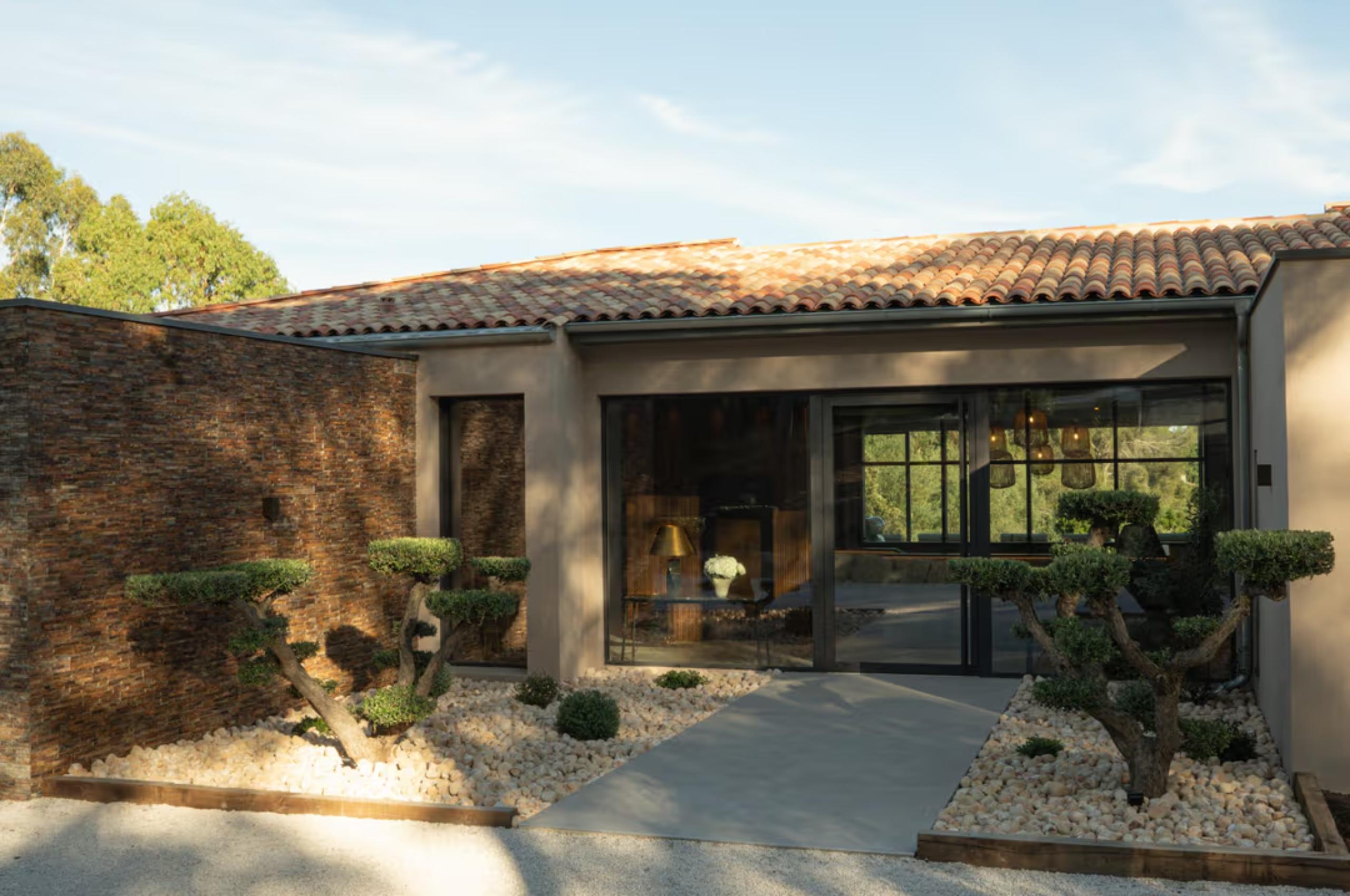 villa-soline-entrance-exterior-luxury-rental-retreat-frenchriviera-lacroixvalmer