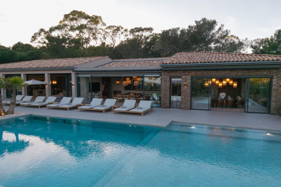 villa-soline-exterior-infinity-swimming-pool-terrace-elegant-retreat-frenchriviera-luxury-lacroixvalmer