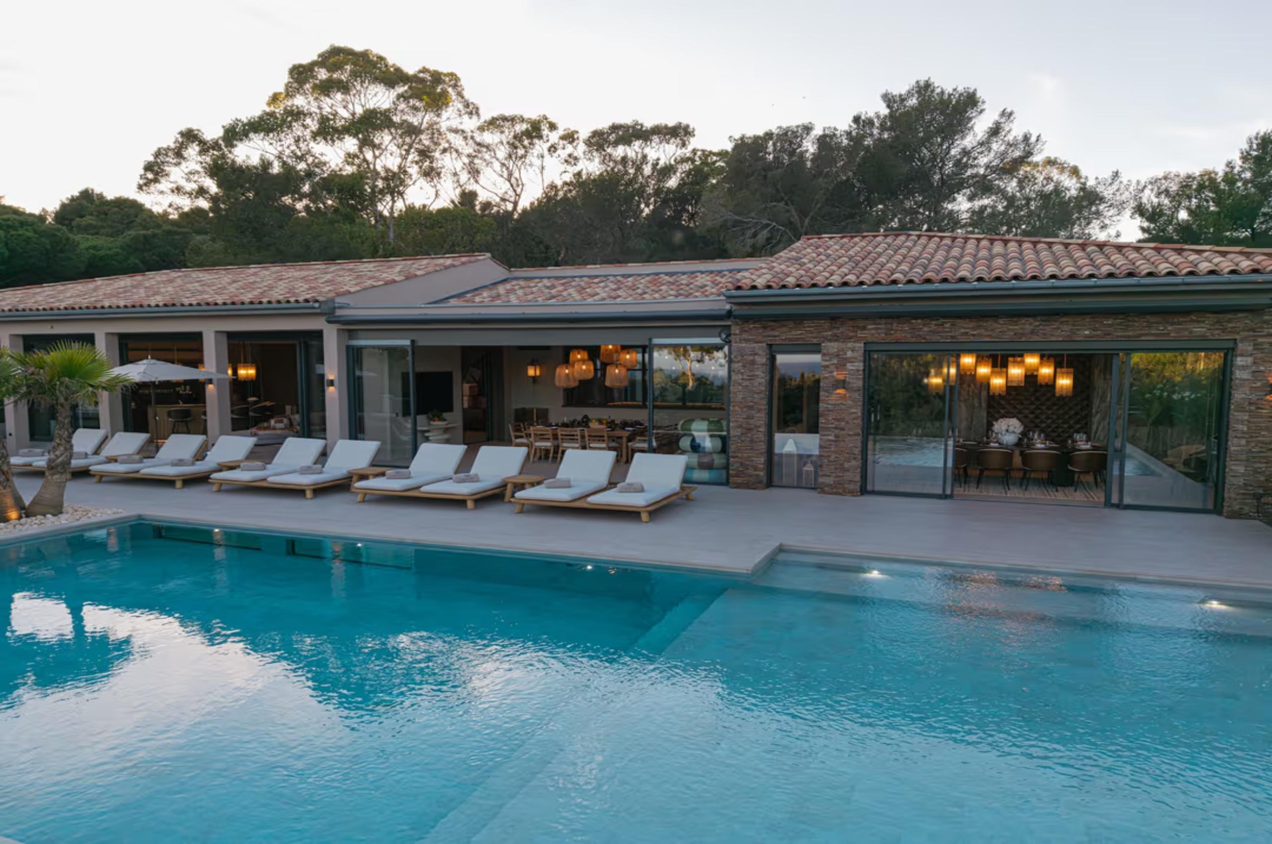 villa-soline-exterior-infinity-swimming-pool-terrace-elegant-retreat-frenchriviera-luxury-lacroixvalmer