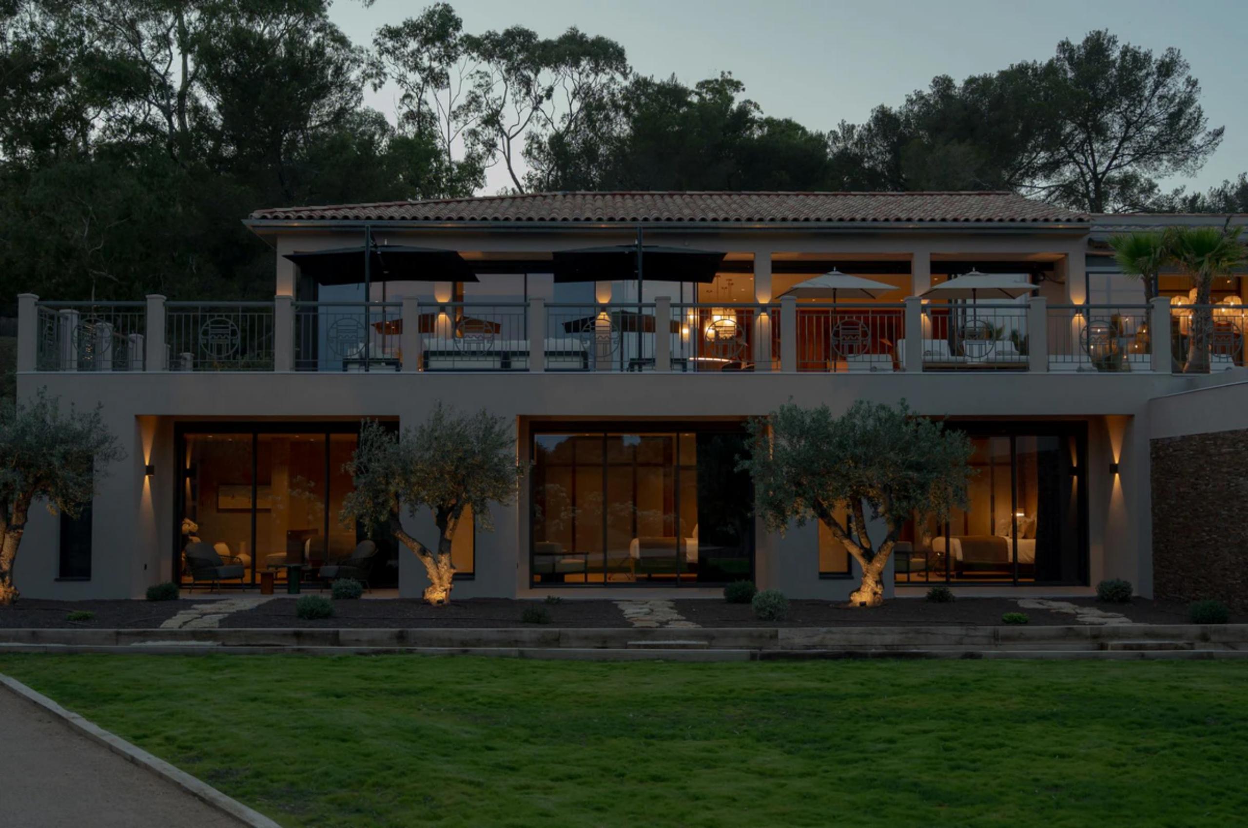 villa-soline-exterior-night-landscaped-garden-luxury-rental-retreat-frenchriviera-lacroixvalmer