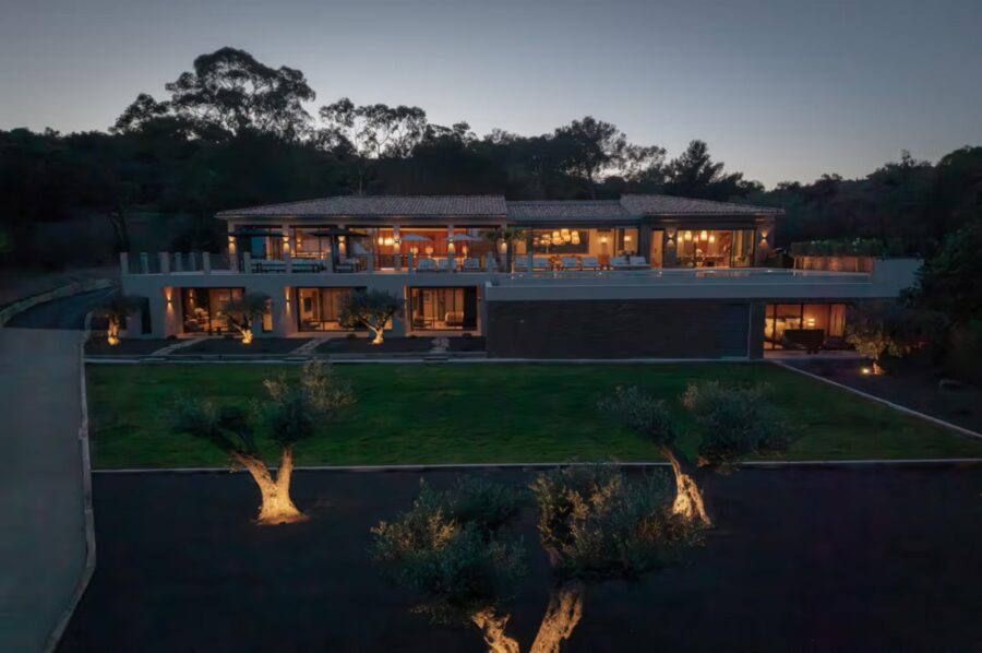 villa-soline-exterior-night-luxury-rental-retreat-frenchriviera-lacroixvalmer