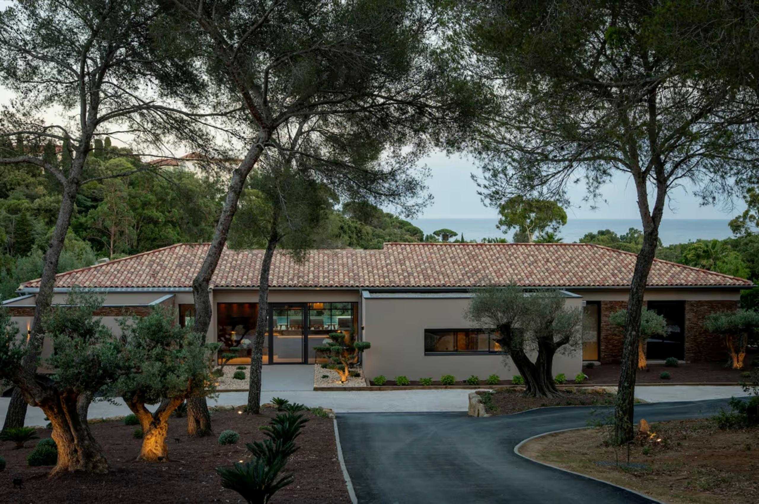 villa-soline-exterior-sea-view-luxury-rental-retreat-frenchriviera-lacroixvalmer