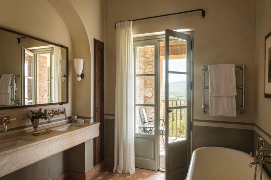 villa-thea-bathroom-double-sink-bathtub-scenic-countryside-views-luxury-tuscany