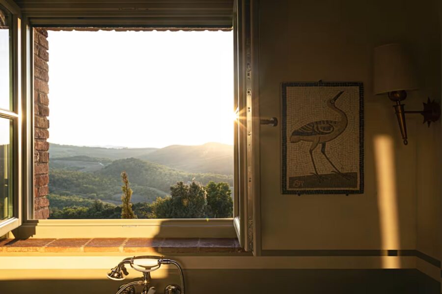 villa-thea-bathroom-scenic-italian-countryside-views-luxury-tuscany