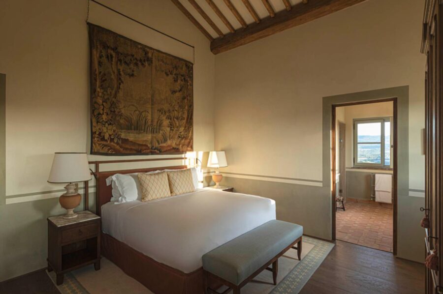 villa-thea-bedroom-elegant-artwork-traditional-italian-interior-design-luxury-tuscany
