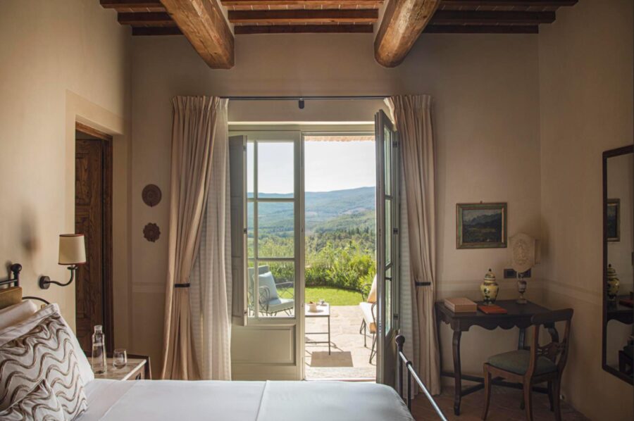 villa-thea-bedroom-scenic-counrtyside-views-luxury-rental-retreat-tuscany