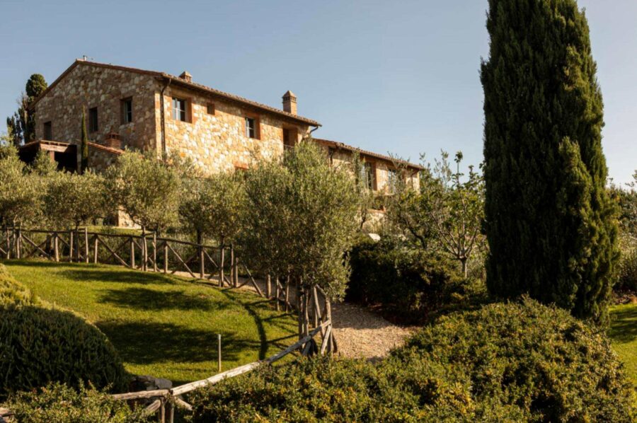 villa-thea-exterior-garden-luxury-countryside-rental-retreat-tuscany