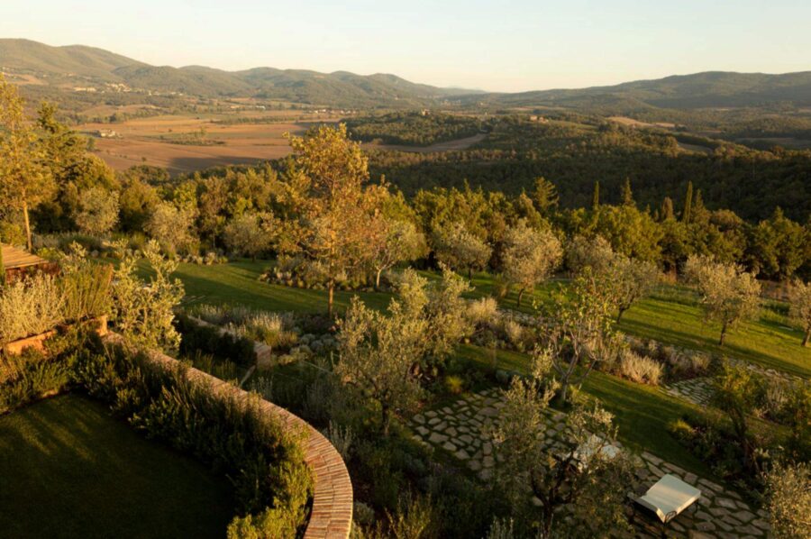 villa-thea-garden-countryside-views-luxury-rental-retreat-tuscany