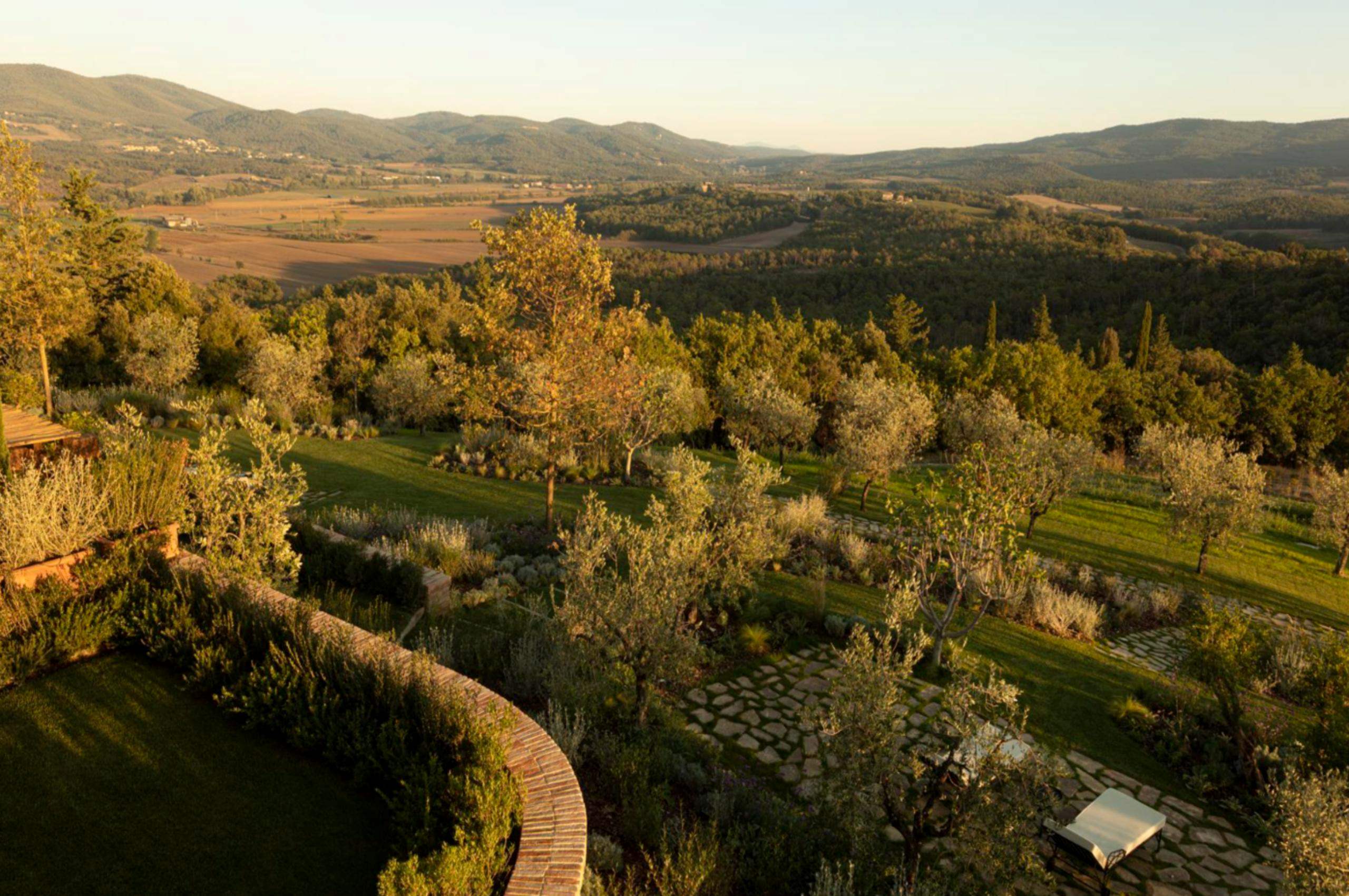 villa-thea-garden-countryside-views-luxury-rental-retreat-tuscany