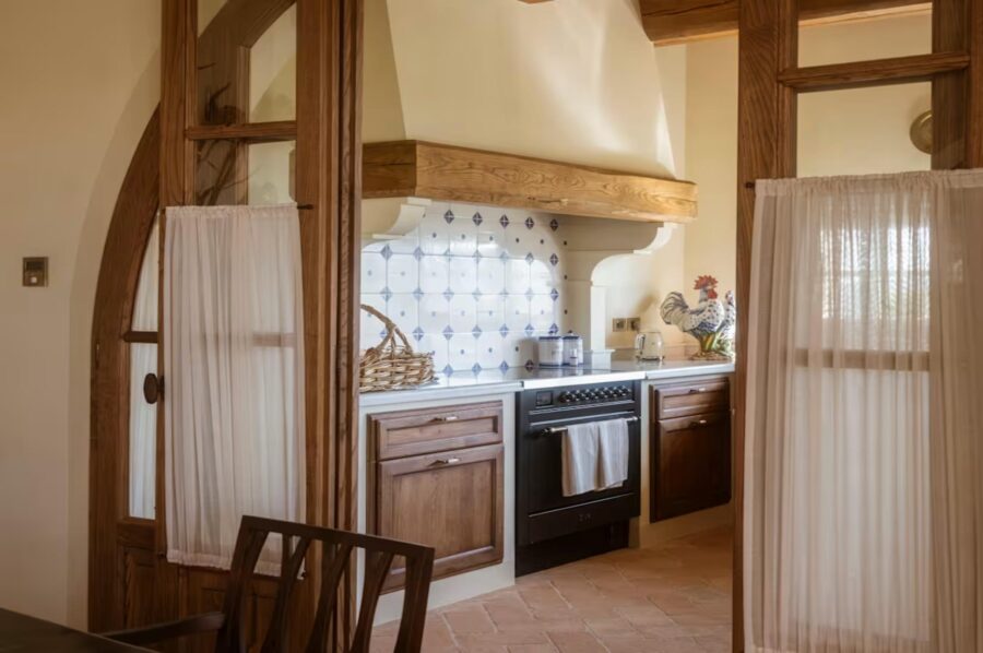 villa-thea-kitchen-elegant-natural-sunlight-traditional-materials-luxury-design-tuscany