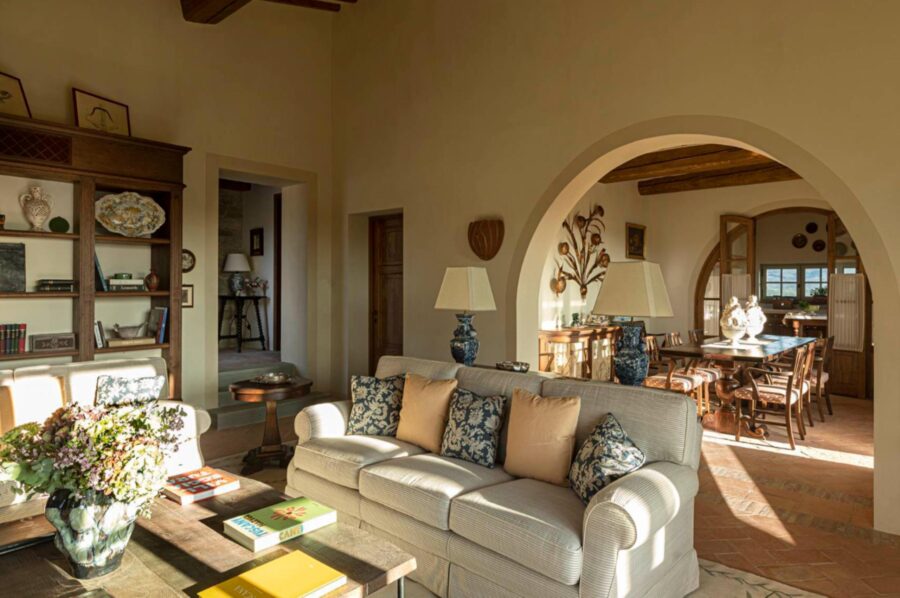 villa-thea-living-room-dining-area-openplan-antiques-traditional-italian-interiors-luxury-rental-retreat-tuscany