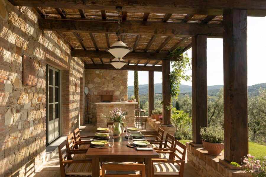 villa-thea-pergola-covered-terrace-alfresco-dining-area-scenic-countryside-views-luxury-tuscany