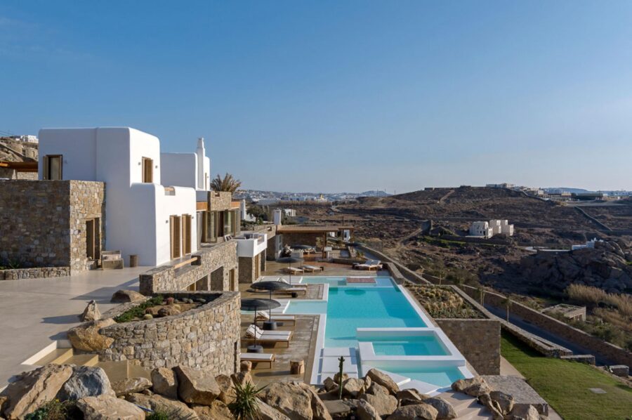 villa-zeta-exterior-infinity-swimming-pool-luxury-mediterranean-retreat-mykonos