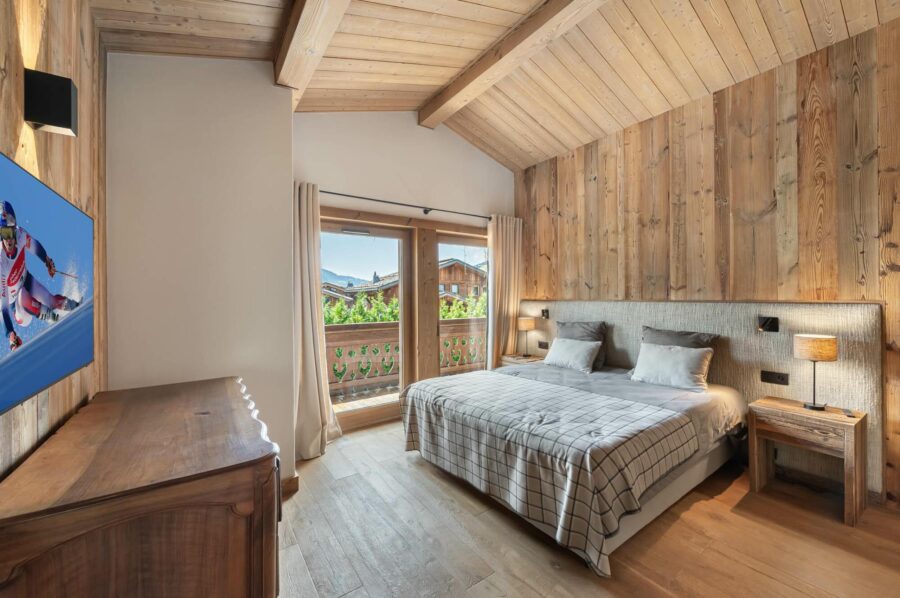 chalet-avalon-bedroom-balcony-spacious-bright-modern-alpine-interiors-luxury-megeve