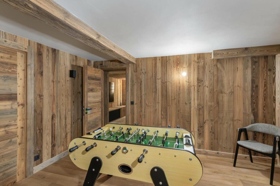 chalet-avalon-games-room-football-table-luxury-megeve