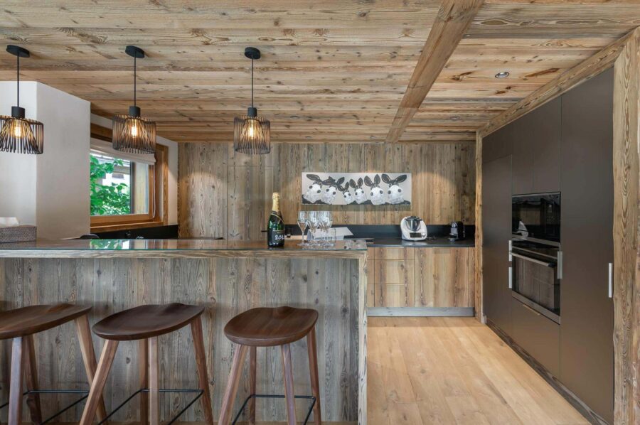 chalet-avalon-kitchen-breakfast-bar-openplan-modern-design-luxury-megeve