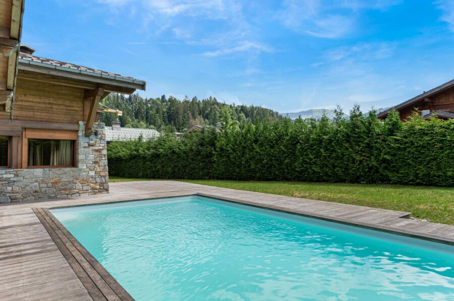 chalet-avalon-outdoor-swimming-pool-mountain-view-luxury-megeve