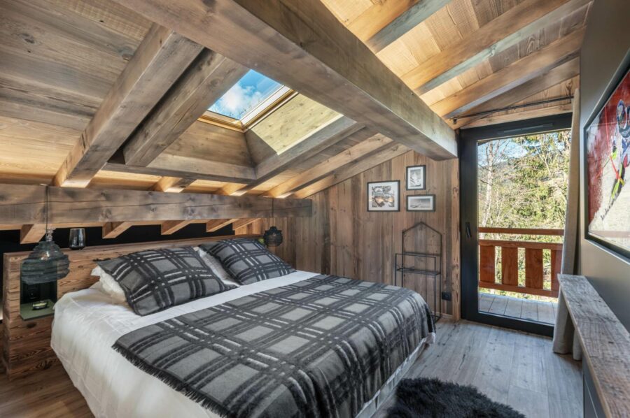 chalet-dila-bedroom-balcony-bright-modern-alpine-design-luxury-megeve