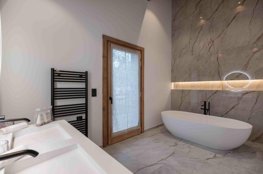 chalet-eira-bathroom-bathtub-sleek-modern-design-luxury-megeve