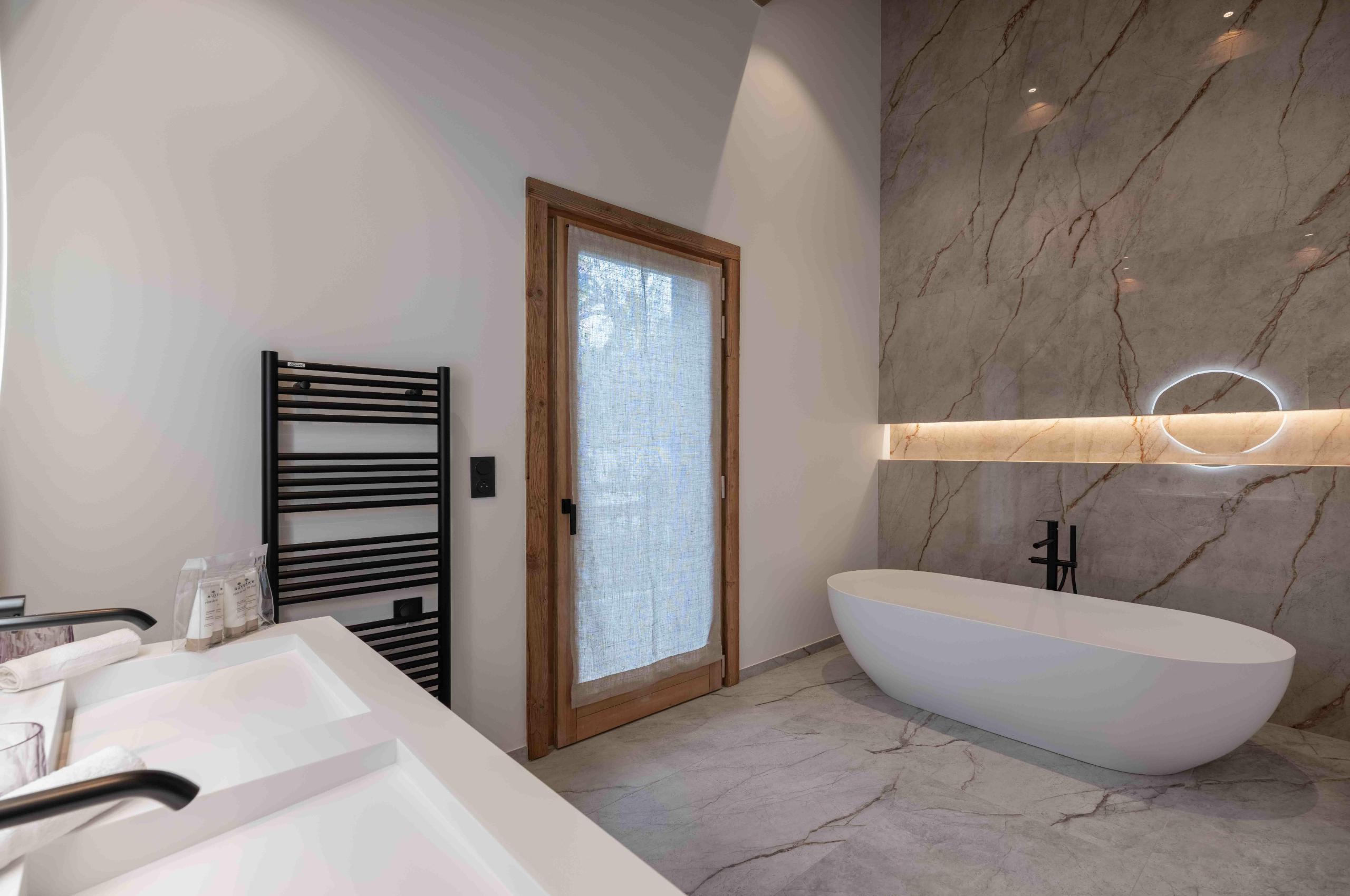 chalet-eira-bathroom-bathtub-sleek-modern-design-luxury-megeve