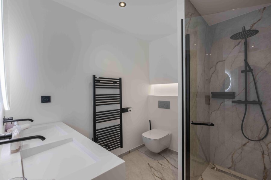 chalet-eira-bathroom-double-sink-shower-modern-design-luxury-megeve