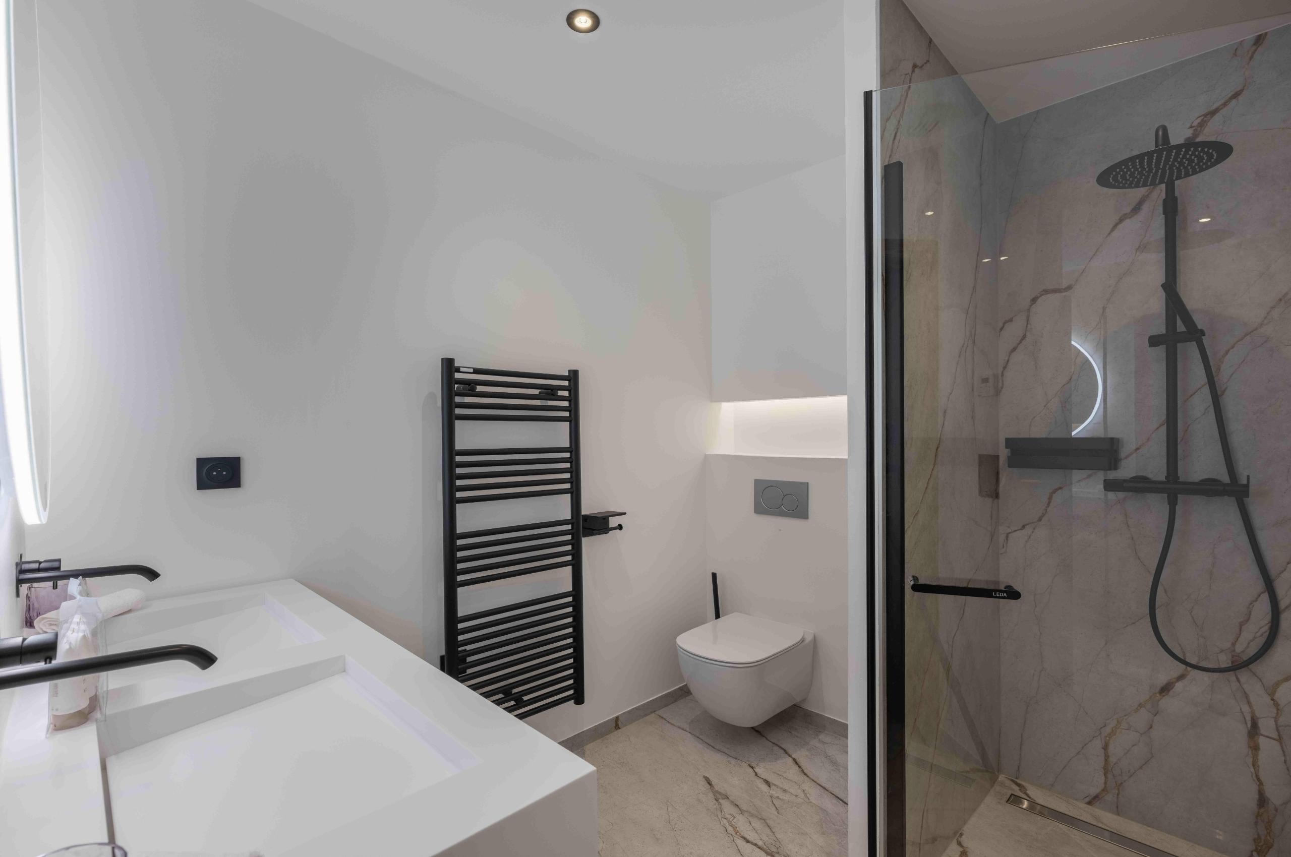 chalet-eira-bathroom-double-sink-shower-modern-design-luxury-megeve