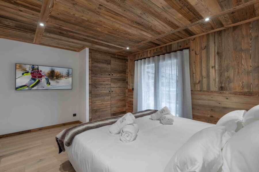 chalet-eira-bedroom-tv-elegant-alpine-design-luxury-megeve