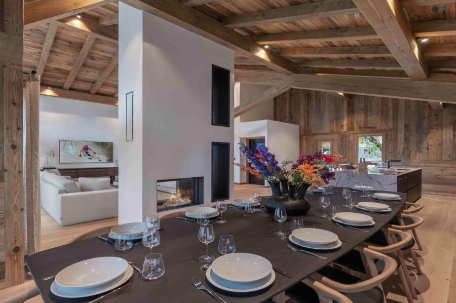 chalet-eira-dining-area-fireplace-openplan-elegant-modern-alpine-design-luxury-megeve