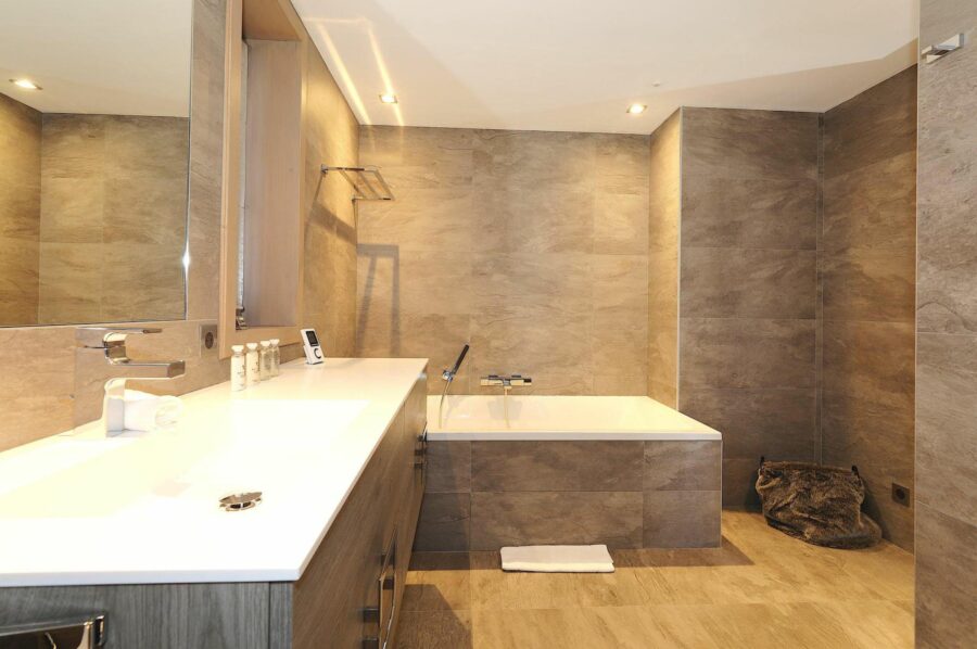 chalet-eve-bathroom-bathtub-sink-sleek-luxury-courchevel1650
