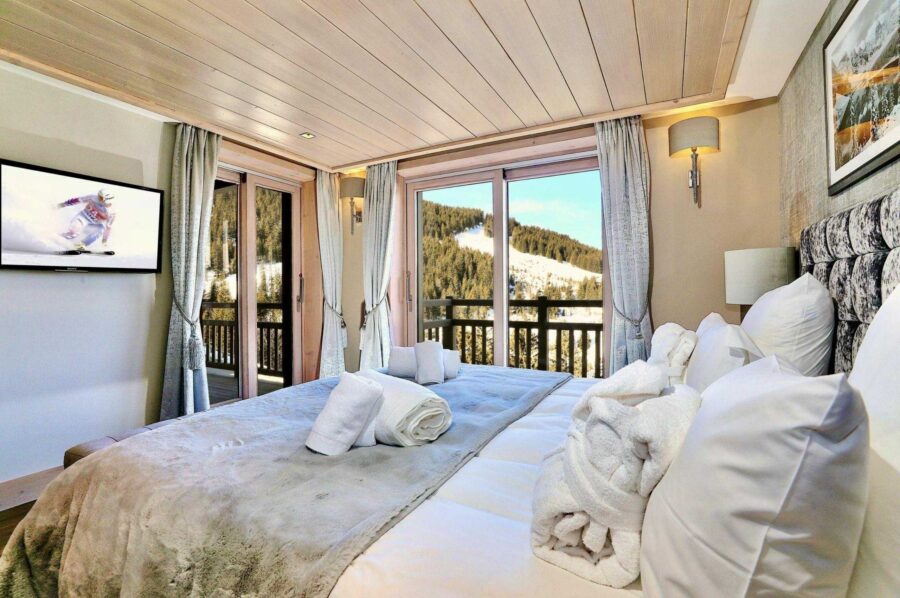 chalet-eve-bedroom-slope-side-view-balcony-luxury-courchevel1650